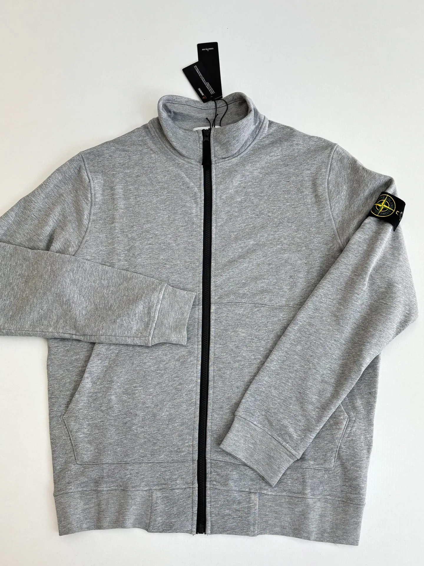 P530 Stone islan*/stone island basic zipper sweatshirt jacket with armband, originally purchased at 2442, the fabric is custom-made 100% cotton, the armband pattern is embroidered with Tajima machine thousands of needles, the stitching is fine and dense, the pattern is clear and the lines and three-dimensionality are strong. The hardware and accessories of the whole garment are all customized according to the original mold, with nylon rope zipper pullers, raglan sleeves and kangaroo pockets. Size: S/M/L